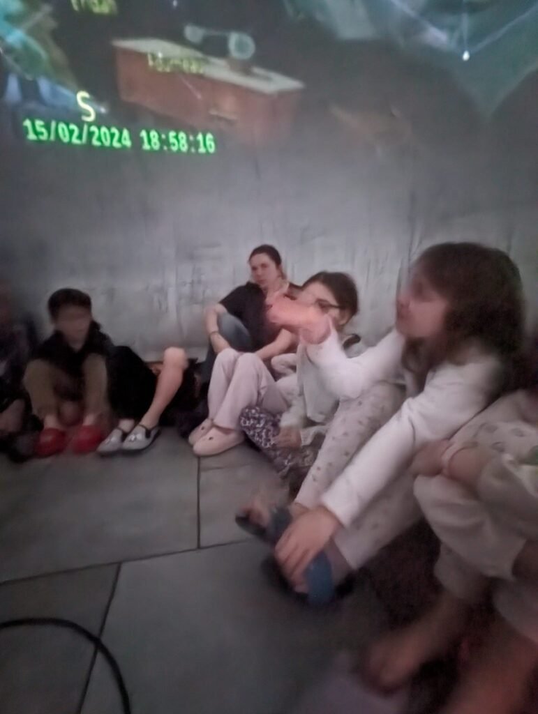 école en séance de planétarium itinérant gonflable